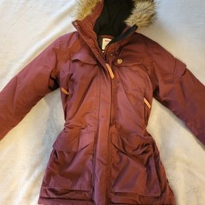 Fjallraven women's Nuuk parka Garnet